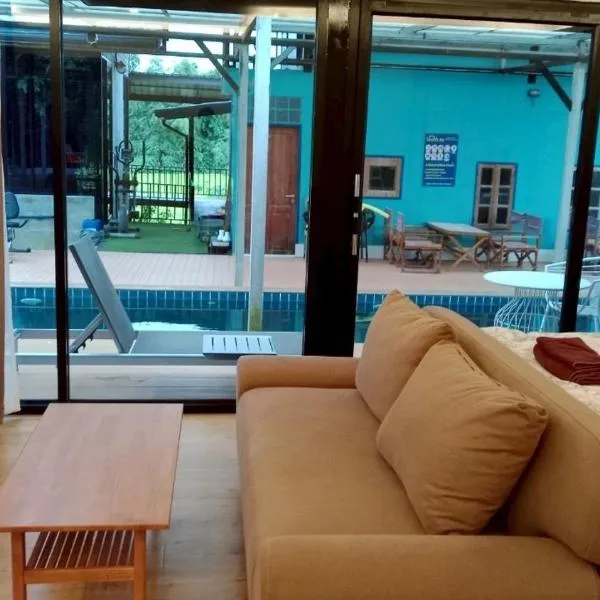 Morocco Blue cafe by Chilong River Farm Resort, hotel di Kosum Phisai