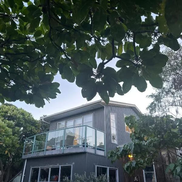 Studio 51 - just 30 seconds to the beach, hotel in Waikanae