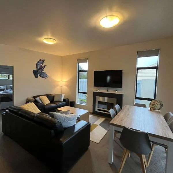 Spa, mountain views & a gas fireplace, hotel in Ohakune