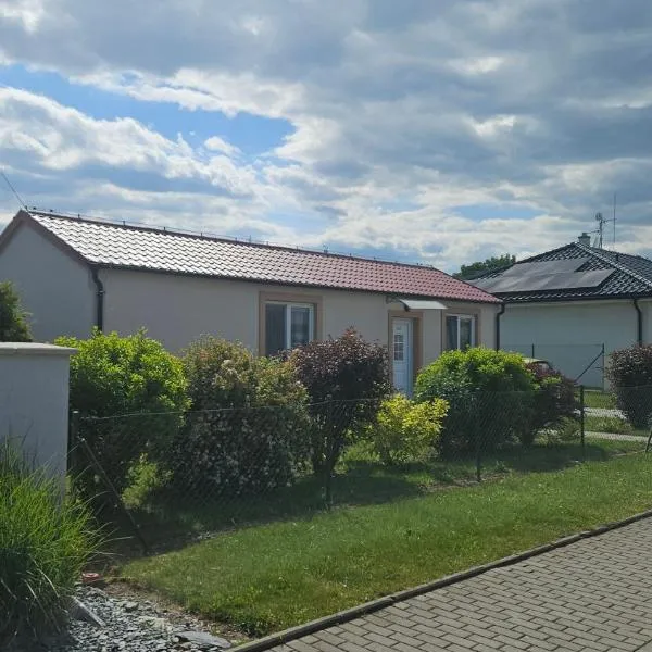 Olšany Home - útulný domek se zahradou a parkováním u Olomouce - house with garden and parking near Olomouc, hotel in Olšany