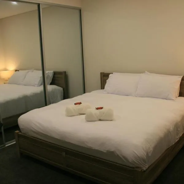 Stylish 1Bedroom Apartment with Study and Parking Near Sydney Airport, hotel in Sydney