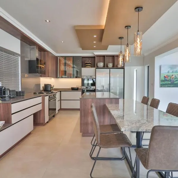 Relax in comfort and style with a swimming pool, aircons and braai room，位于赫曼努斯的酒店