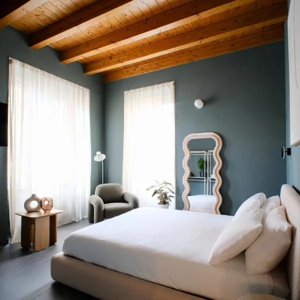 The Tower Premium Apartment - Beams & Views - 3 Min Walk to Bernina Express & Station, Hotel in Tirano