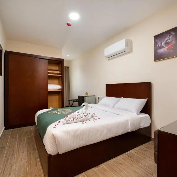 Elyasmene: Qinā şehrinde bir otel