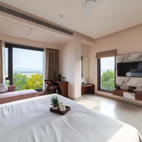 PINNACLE Udaipur - Boutique Rooftop Pool Hotel, Near the Lakes, hotel v destinaci Udajpur