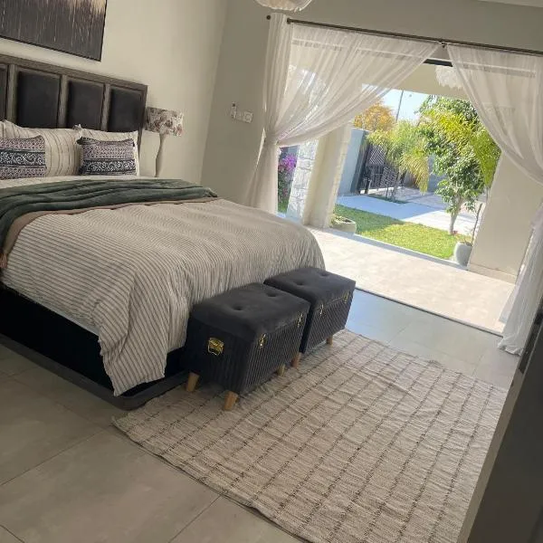 Luna Holiday Home, hotel di Maun
