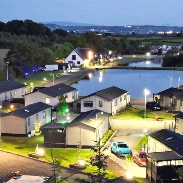 Arranview Lochside Pods & Lodges all with private Hot-tubs, hotel in Fenwick