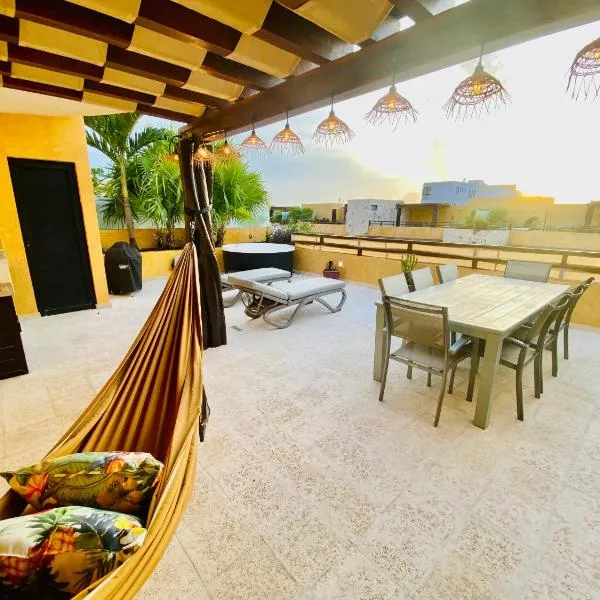 Lunada PH with Private Rooftop and Jacuzzi by Caribe Rentas, hotell i Playa del Carmen
