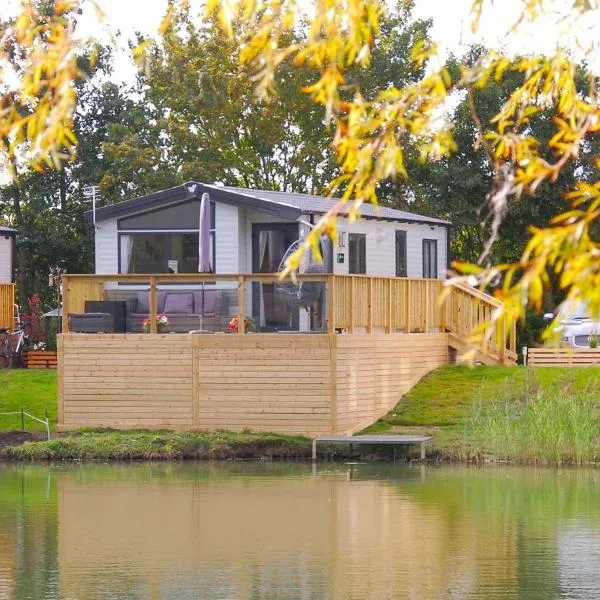 Castleton Static lodge on Wold View Fisheries Leisure Park, מלון בUsselby