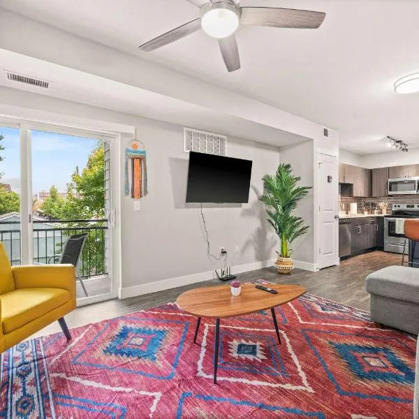 Bright 2BR SLC Apt Hot Tub Parking, hotel en Salt Lake City