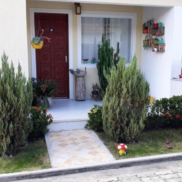 Casa em condomínio com piscina e churrasqueira