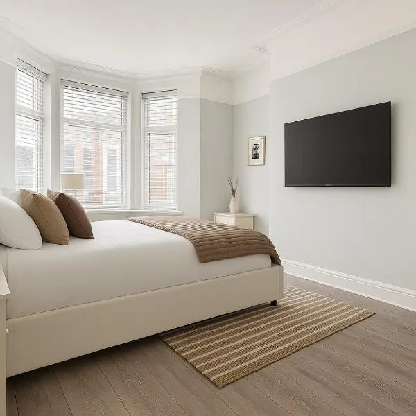 The Liverpool Escape - 5 min walk to LFC Stadium, Sleeps 8, newly renovated entire home, hotel in Liverpool