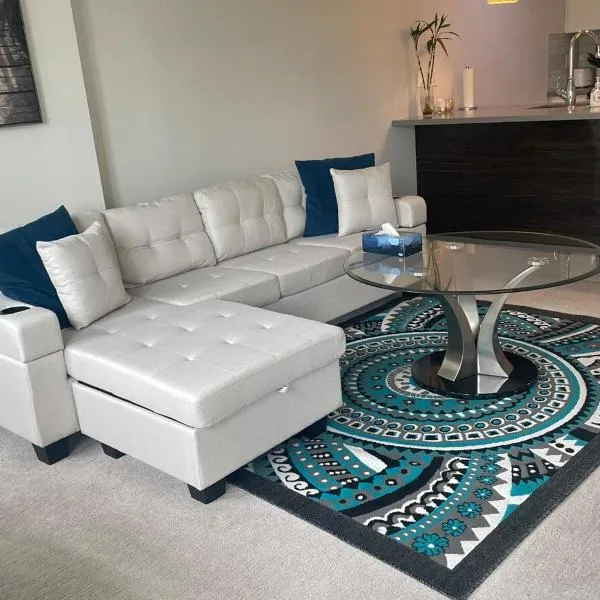 Stunning 1 bedroom condo in Calgary with riverview, hotel in Calgary