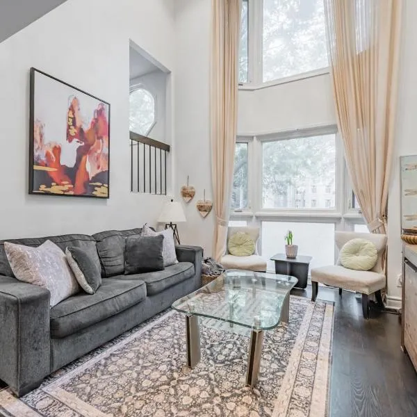Free Parking! 5BR! Steps to Eaton Center! Downtown Core!, hotel in Toronto