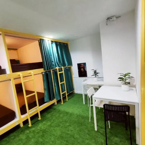 Banana Bunkhouse Hostel, hotel i Rawai Beach