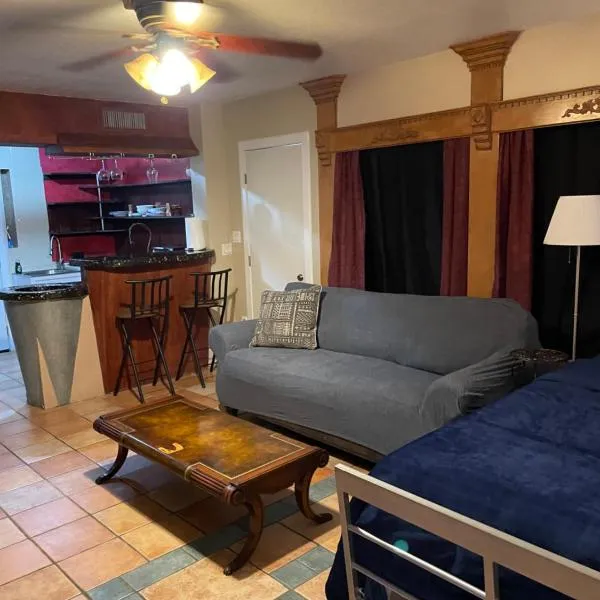 THE SINATRA STUDIO FULL KITCHEN and YARD ARTS RooSEVELT ROW CONVENTION CENTER ASU DOWNTOWN PHOENIX, hotel v destinaci Phoenix