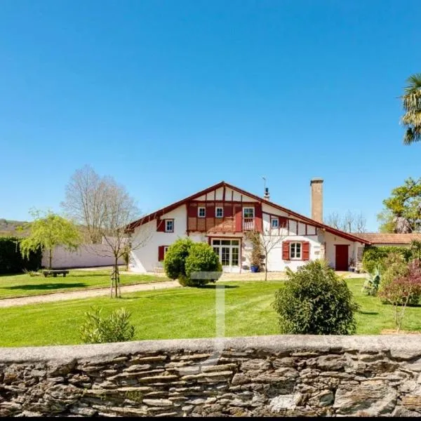 Chambre dans Maison basque typique，位于Amendeuix-Oneix的酒店