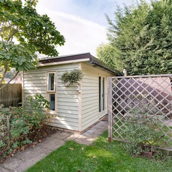 Garden room & en-suite shower with barrel sauna, hotel a Herne Bay