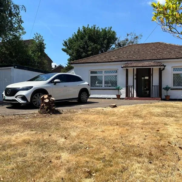 NEAR AIRPORT Fully Detached Home with 2 Off-Street Parking Spaces, hotel di Sunbury Common