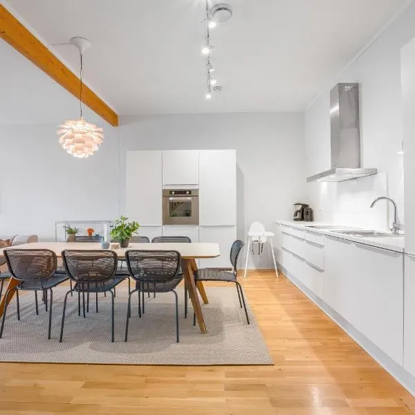 Stay Tromsø -Spacious 3BD Two-Level Apartment, hotel in Tromsø
