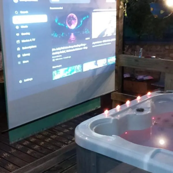 The Cabin With Hot Tub Projector, Netflix YouTube etc, hotel in Bonnybridge