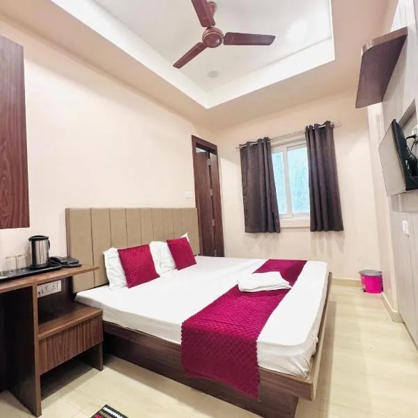 Hotel VIMOKSHA# RESIDENCE - Near Kashi-Vishwanath-Temple-And Ganga Ghat With-Lift-Wifi- Restaurant- Paid-Parking facilities-Newly Decorated Room- A Top Rated Premium Hotel in Varanasi, hotel in Varanasi