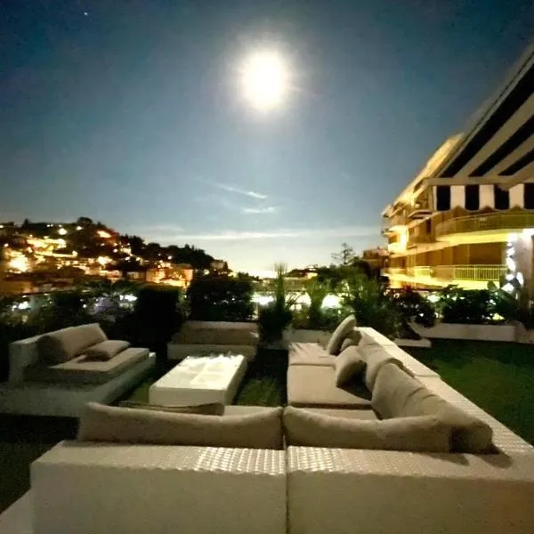 Appartamento Rapallo Sky Garden Maria Jose Liguria - Attico vista mare - Terraces - 2 bagni- 2 Camera da Letto - Box, Wi-fi, Idromassaggio Free inteiro Attico per Voi, con Ascensore, hotel in Rapallo