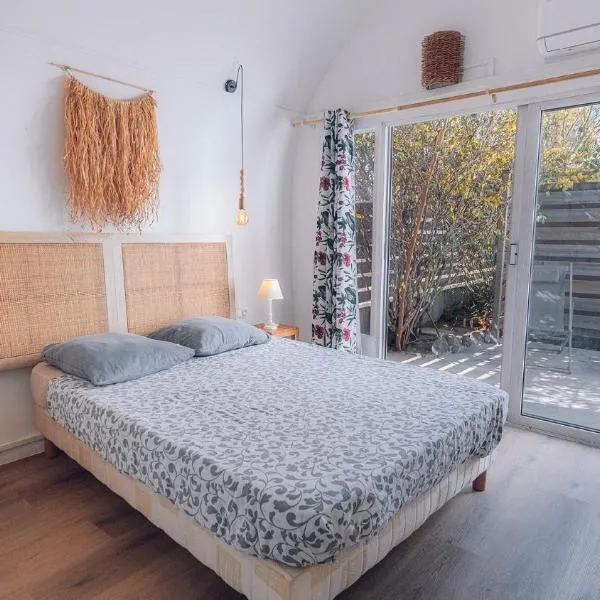Bungalow JASMIN dans jardin tropical proche lagon, hôtel à Saint-Gilles les Bains