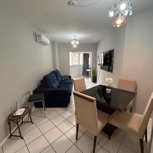 Apartamento familiar com dois quartos, ambientes climatizados, próximo a Roda Gigante de BC