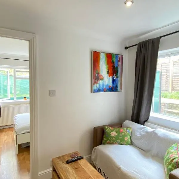 Spacious 1 Bedroom near central London Kings Cross walking to Arnos Grove Tube, Alexandra Palace, Euston, hotel in New Southgate