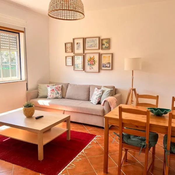 Charming and bright apartment in Santa Luzia, hotel in Santa Luzia