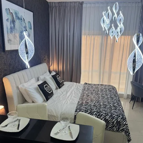 Big studio, Dubai SportCity, parking included, Hotel in Dubai