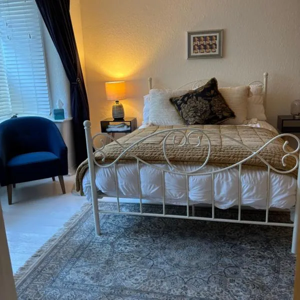 Number 78 Guest house M56 junction 12 located 5 minutes drive from Frodsham Continental breakfast Included, hotel en Frodsham
