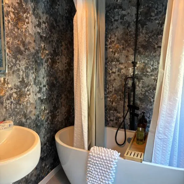 Number 78 Guest house M56 junction 12 located 5 minutes drive from Frodsham Continental breakfast Included Accommodation comprises of Large double bedroom Separate lounge with sky tv Large bathroom with a free standing bath and shower、フロッドシャムのホテル