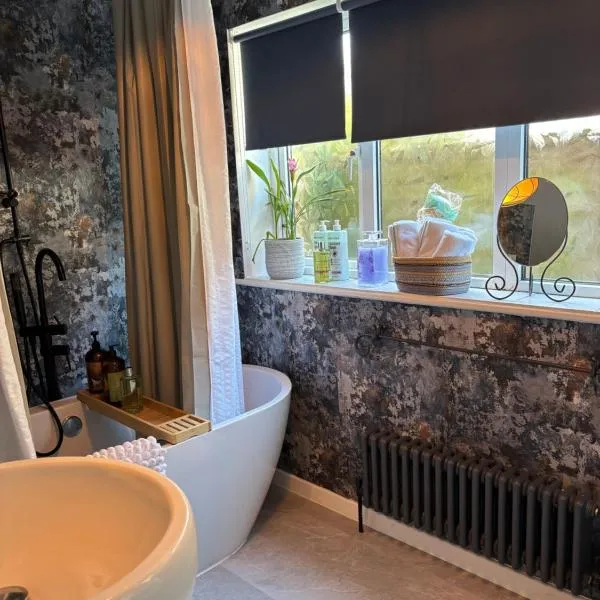 Number 78 Boutique M56 Junction 12 located 5 minutes drive from Frodsham Continental breakfast Included Entire accommodation comprises of a Large double bedroom Separate lounge with sky tv Large bathroom with a free standing bath and shower, hotel em Frodsham