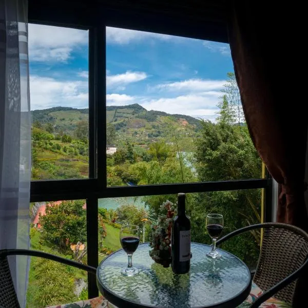 Descanso Bajo La Piedra Del Peñol, hotel v destinaci Guatapé