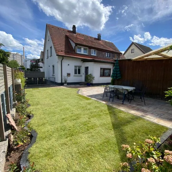 Modernes Ferienhaus mit Kochinsel, Garten, 2 Parkplätze inkl, 4-8 Pers, hotel in Böblingen