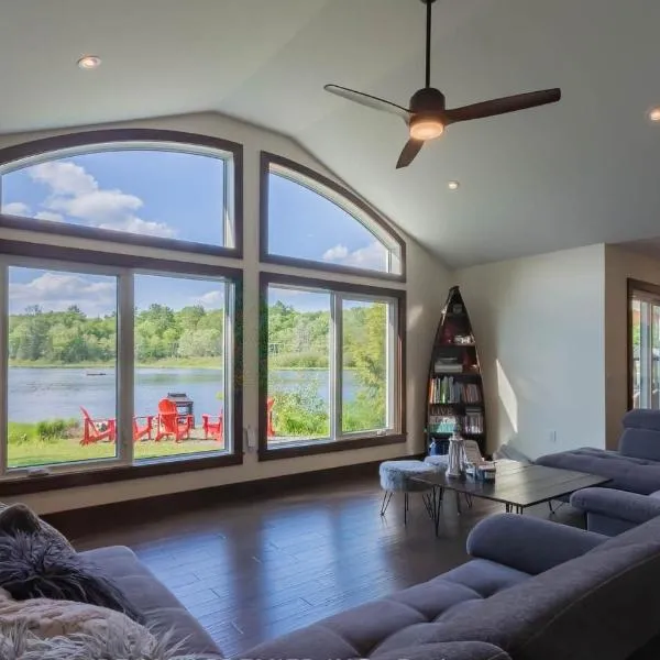 Four Season Waterfront Muskoka Retreat, hotel in Bracebridge