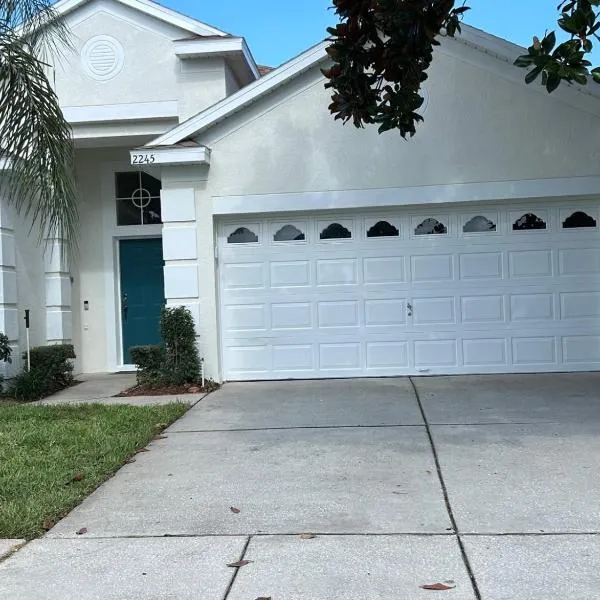 Magical Home with private pool and close to parks, hotel em Kissimmee