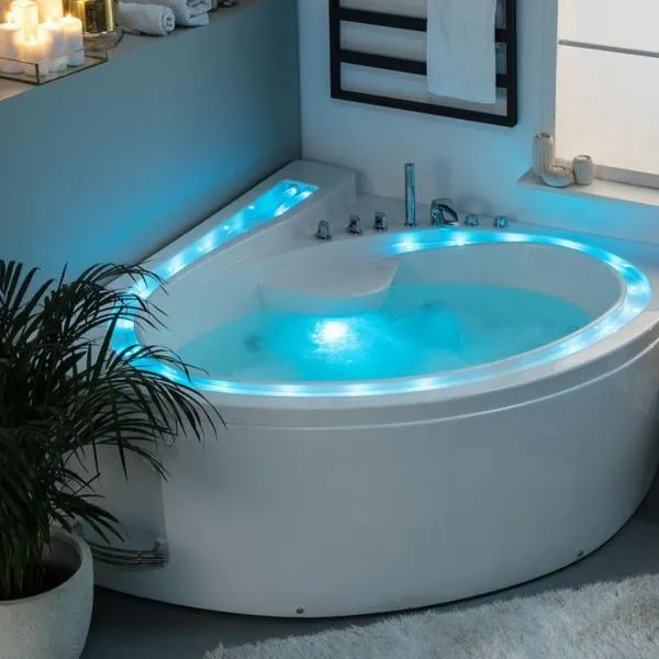 EUROPA22 Apartament RELAKS z JACUZZI w samym sercu miasta Prestiżowe osiedle z widokiem na park i staw z fontannami Szybkie i Łatwe Zameldowanie, hotel in Tomaszów Mazowiecki