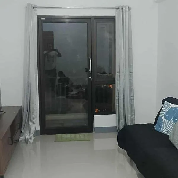1 bedroom condo unit for 4 with balcony, pool, WIFI at Newport across NAIA T3, hotel di Manila