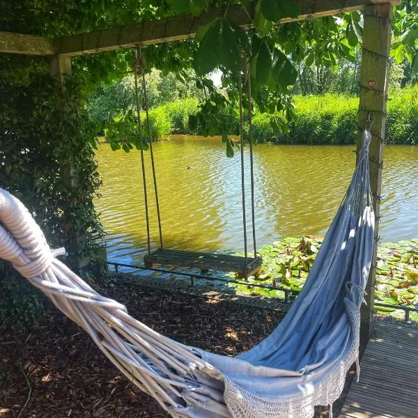 Gezellige Pipo met grote schommel aan het water, hotel in Medemblik