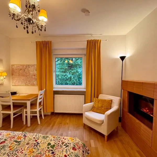 Modernes Zimmer am Park mit Garten, Hühner & Enten, hotel in Munich