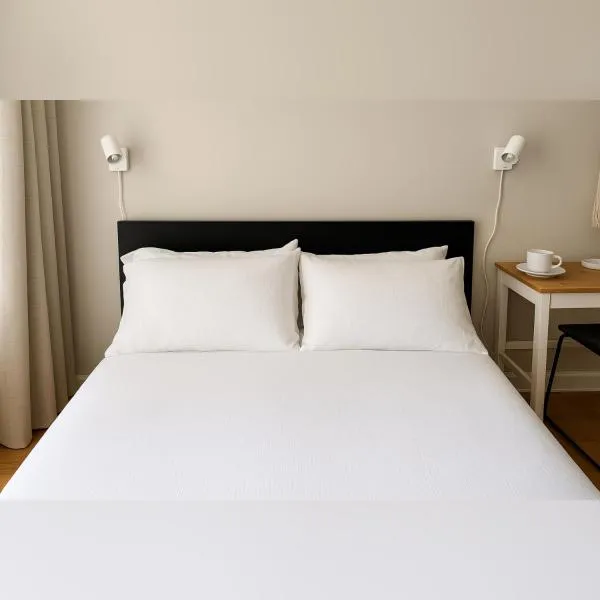 Private Double Room in Downtown Toronto, Steps to Subway & CN Tower, hotel di Toronto
