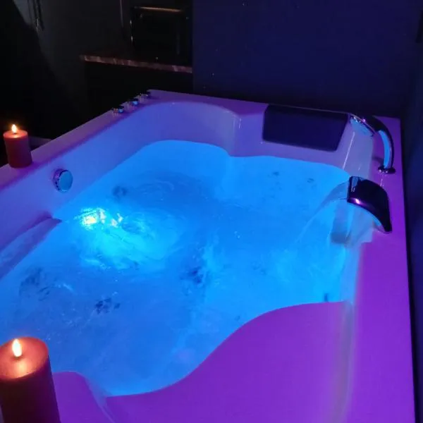 Loft And Charmed LOVE ROOM UNIQUE A SOULAC, hotel in Soulac-sur-Mer