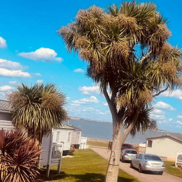 Haven caravan Kent coast sleeps 6 with WiFi, hotel en Allhallows