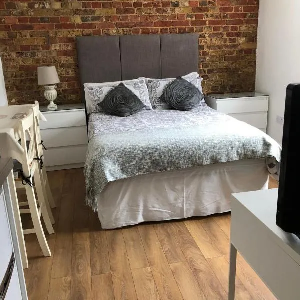 Stunning Studio1, Banstead with free off st parking, hotel i Banstead