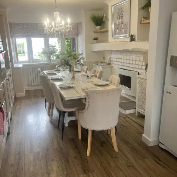 Viesnīca Stay solihull 5 mins to NEC and AIRPORT SLEEPS 9 contractor friendly 3 bathrooms driveway parking 3 pilsētā Solihalla