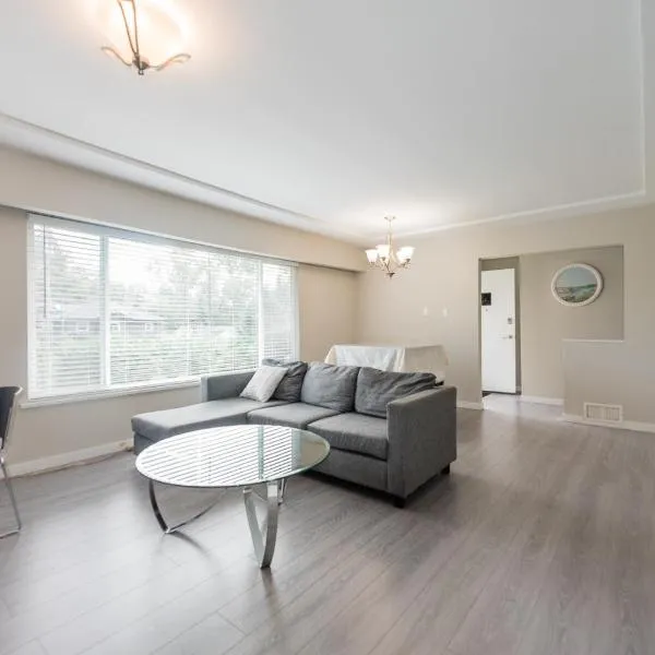 Burnaby Metrotown 3 bedroom upstairs, khách sạn ở Burnaby