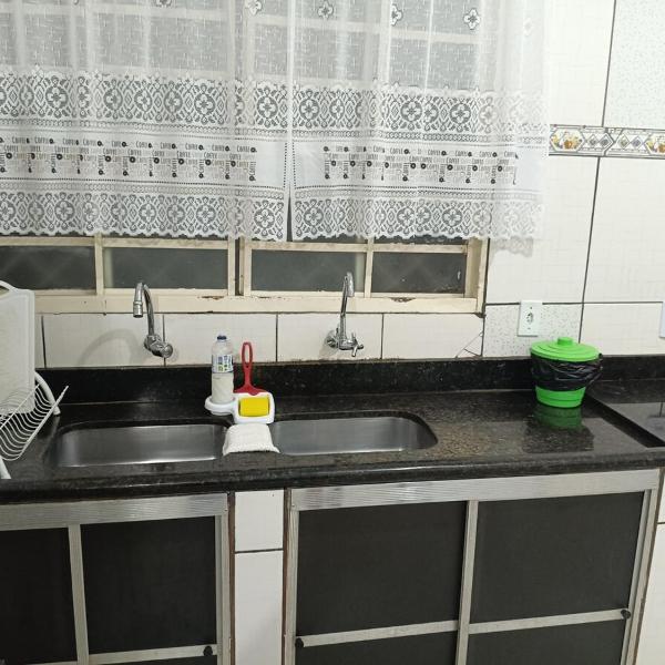 Casa grande, ar em todos os quartos, cabe 3 carros - Foto 3